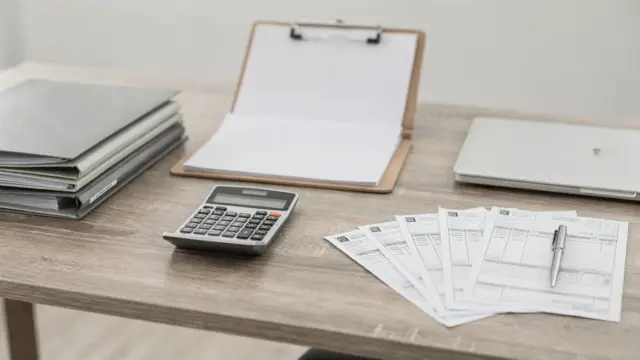 Steuerberater-Arbeitsplatz mit Unterlagen zur privaten Steuererklärung